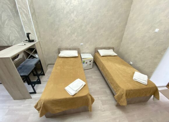 Однокомнатный номер двухместный с двумя кроватями и диваном